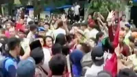 Unjuk rasa mahasiswa di Sukabumi berakhir ricuh. Sementara itu, Indonesia sudah beberapa kali melakukan operasi pembebasan sandera.