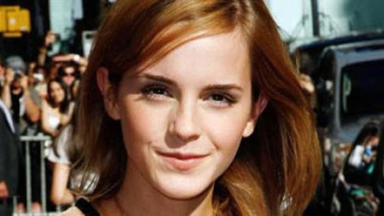 Hanya dalam film, Emma Watson rela payudaranya dipegang