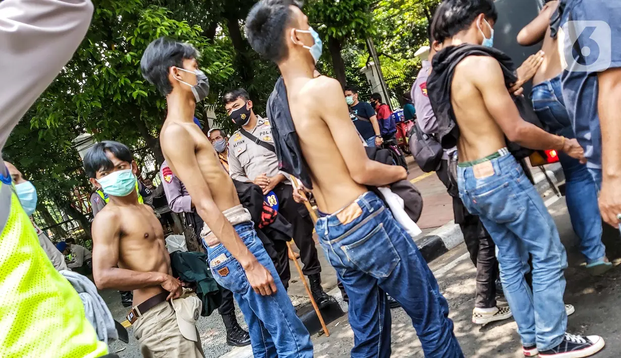 Sejumlah remaja diamankan aparat kepolisian saat berkumpul di Kawasan Palmerah, Jakarta, Kamis (8/10/2020). Dari hasil pemeriksaan, mereka turun ke jalan karena mendapatkan undangan dari media sosial untuk melaksanakan aksi unjuk rasa di sekitar DPR. (Liputan6.com/Faizal Fanani)