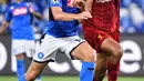 Pemain Napoli, Dries Mertens berebut bola dengan  bek Liverpool, Trent Alexander-Arnold, pada matchday pertama Grup E Liga Champions di Stadion San Paolo, Selasa (17/9/2019). Napoli berhasil menundukkan Liverpool 2-0. (Alberto PIZZOLI / AFP)