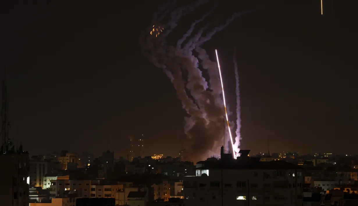 Sementara Israel terus maju dengan serangkaian serangan udara yang telah menewaskan 21 warga Palestina, termasuk tiga gerilyawan senior dan sedikitnya 10 warga sipil. (AP Photo/Fatima Shbair)