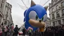 Sebuah balon udara besar karakter tokoh animasi, Sonic Hedgehog dibawa peserta dalam acara Hamleys Natal Toy Parade di Regent Street di London, Inggris (20/11). Parade ini dipadati sekitar 750.000 pengunjung dari berbagai negara. (AFP/Niklas Halle'n)