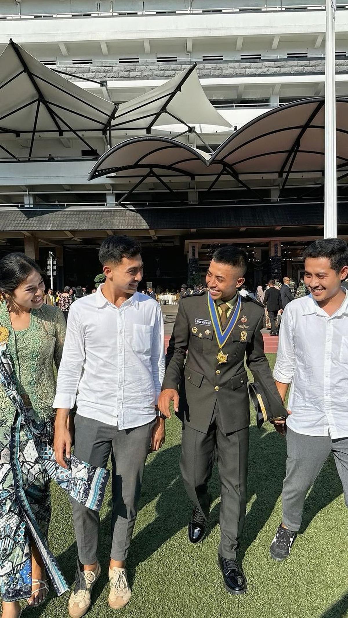 Senyum bahagia terpancar saat sang Lulusan Terbaik Akmil itu berfoto bersama keluarga.
