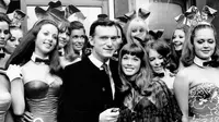 Pendiri majalah Playboy Hugh Hefner berpose dengan pacarnya Barbara Benton seorang aktris berusia 19 tahun dan dikelilingi Bunny Girls di Playboy Club, London, pada 5 September 1969. Hugh Hefner tutup pada pada usia 91 tahun. (AP Photo)