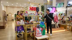 Pengunjung memilih Merchandise Piala Dunia U-17 di Surabaya Kriya Gallery (SKG) Siola yang terletak di Jalan Tunjungan, Surabaya. (Bola.com/Bagaskara Lazuardi)