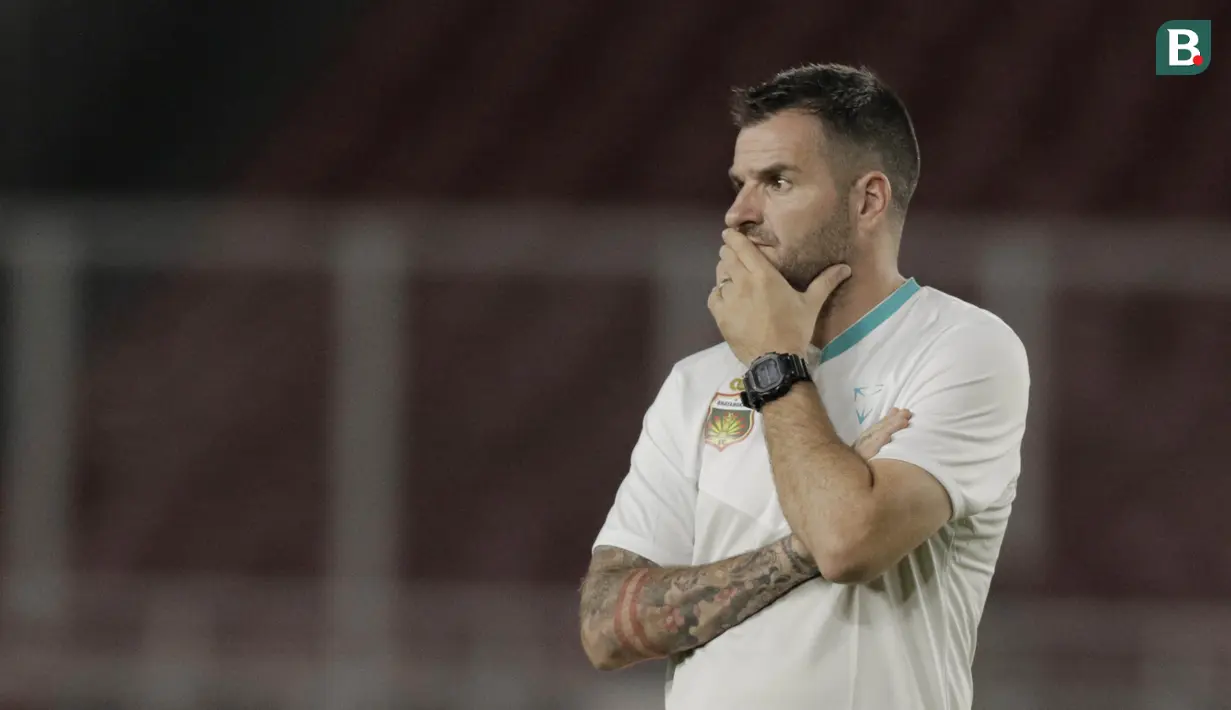 Pelatih Bhayangkara FC, Simon McMenemy, saat latihan jelang laga perdana Liga 1 di SUGBK, Jakarta, Kamis (22/3/2018). Bhayangkara FC akan berhadapan dengan Persija. (Bola.com/M Iqbal Ichsan)