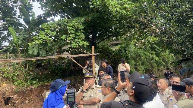 Wakil Gubernur (Wagub) Jakarta Rano Karno alias Doel menyambangi Kali Krukut di kawasan Cilandak, Jakarta Selatan.