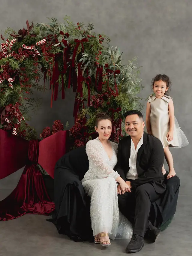 8 Gaya Kompak Keluarga Artis di Pemotretan Bertema Natal 2024, dari Asmirandah hingga Rianti Cartwright