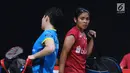 Tunggal putri Indonesia, Gregoria Mariska Tunjung (kanan) saat melawan Goh Jin Wei (Malaysia) pada babak pertama Indonesia Masters 2018 di Istora Senayan, Jakarta, Rabu (24/1). Gregoria kalah 14-21, 21-19, 12-21. (Liputan6.com/Helmi Fithriansyah)