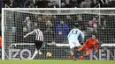 Pemain Newcastle United, Matt Ritchie, mencetak gol ke gawang Manchester City pada laga Premier League di Stadion James Park, Selasa (29/1). Newcastle United menang 2-1 atas Manchester City. (AP/Richard Sellers)