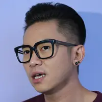 "Kalau ngebahas nikah sih belum. Dia tuh ngerti, aku tulang punggung keluarga, dia (Steffy) juga nggak nuntut buru-buru nikah. Masih sama-sama sibuk sama kerjaan," tukas Rafael SM*SH. (Galih W. Satria/Bintang.com)