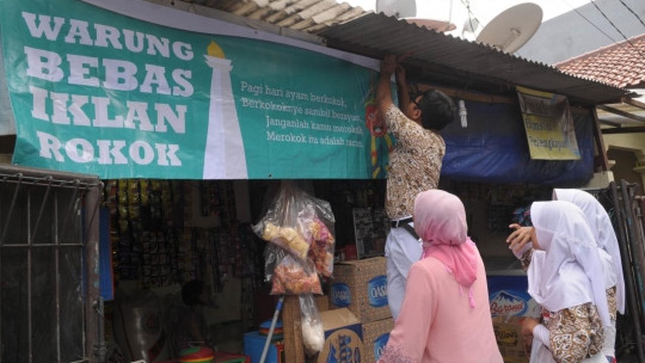 Aksi pelajar turunkan spanduk iklan rokok di warung dekat sekolah