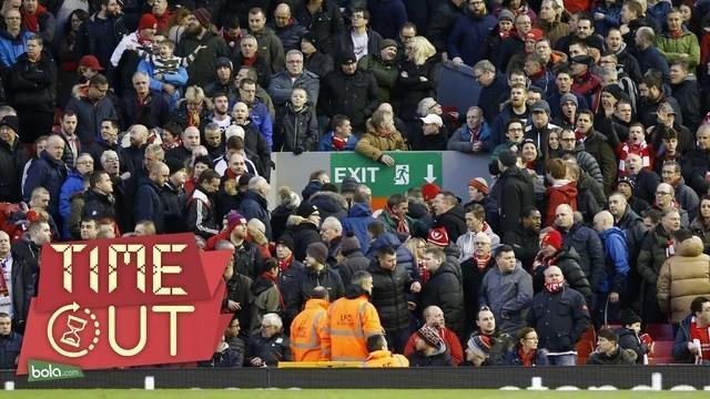 Legenda Liverpool Jamie Carragher mengikuti aksi tinggalkan Stadion Anfield pada laga melawan Sunderland sebagai protes kenaikan harga tiket pertandingan Liverpool musim depan.