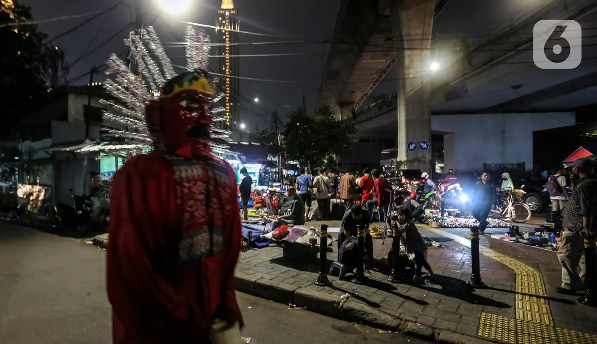 Ondel-ondel terlihat di Pasar Loak Kebayoran Lama, Jakarta, Rabu (3/11/2021). Pasar Loak Kebayoran Lama tetep eksis di tengah maraknya situs jual beli online. Barang dagangan yang dijual mulai dari pakaian, tas, aksesori hingga elektronik. (Liputan6.com/Johan Tallo)