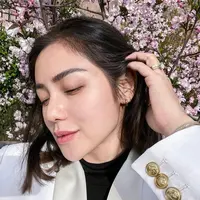Lewat unggahan Instagramnya, Jessica Iskandar membagikan kolase foto penampilannya usai oplas hidung di Korea Selatan. [Foto: IG/inijedar].