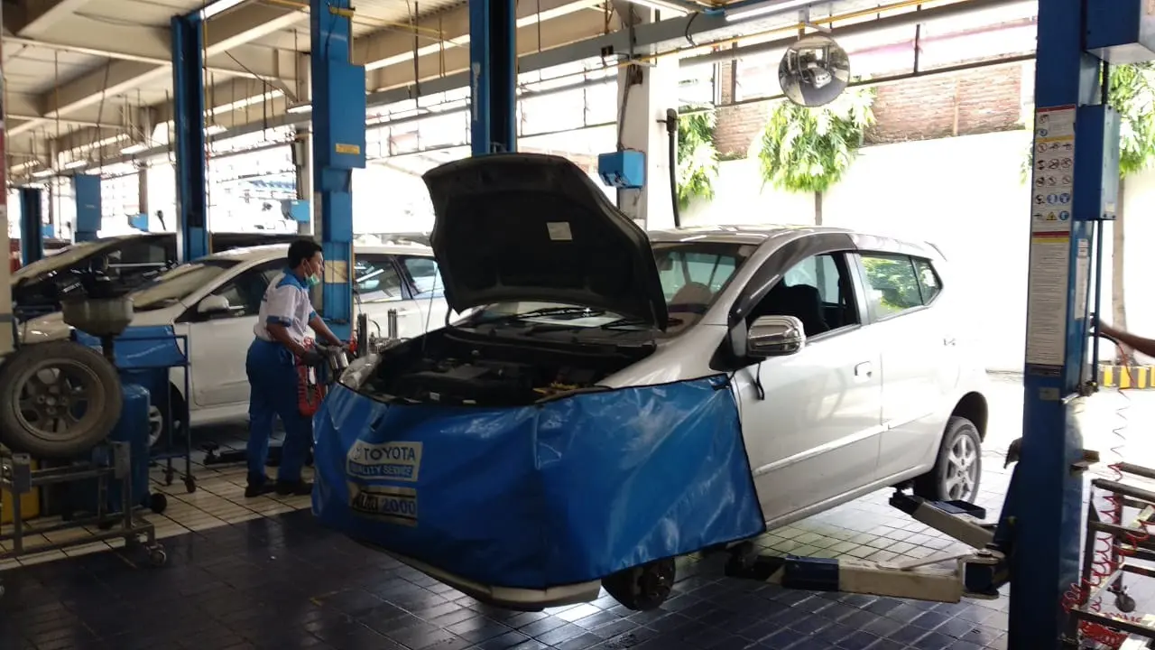 Toyota Agya sedang servis di bengkel resmi