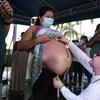 Seorang ibu hamil mengikuti kontes La Madre Panza (Perut Ibu) untuk merayakan Hari Ibu di Managua, Nicaragua, 30 Mei 2022. Kontes Perut Ibu terdiri dari pemberian hadiah kepada ibu hamil dengan perut terbesar. (OSWALDO RIVAS/AFP)