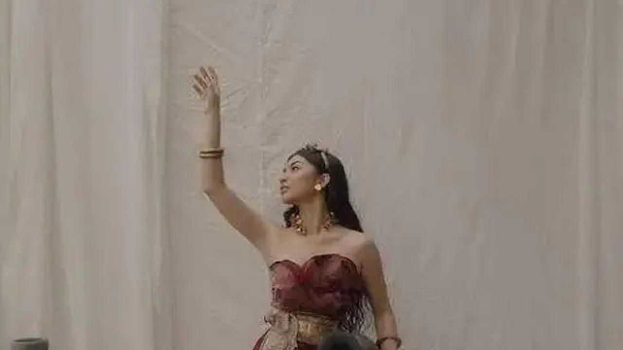 Pesona Selebriti Tanah Air Berbalut Wastra Indonesia dari Ariel Tatum hingga Ayu Ting Ting
