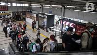 Kepadatan calon penumpang kereta Commuter Line (KRL) di Stasiun Tanah Abang, Jakarta, Rabu (12/1/2022). Data sementara Kementerian Kesehatan hingga 10 Januari 2022, total ada 506 kasus COVID-19 varian Omicron di Indonesia. (merdeka.com/Iqbal S. Nugroho)
