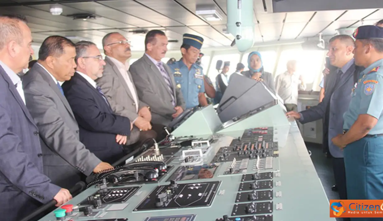 Citizen6, Jakarta: Delegasi Angkatan Bersenjata Irak menerima penjelasan dari Komandan KRI Banda Aceh-593 Letkol Laut (P) Suratun tentang spesifikasi teknis KRI Banda Aceh-593 di Anjungan Kapal, pada Kamis (4/10). (Pengirim: Dispenkolinlamil).