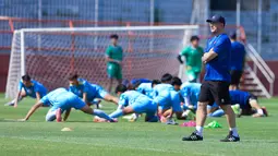 Anak asuh Cristiano Roland itu berlatih di tengah terik panas matahari Surabaya. (Bola.com/M Iqbal Ichsan)