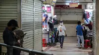 Pedagang merapikan dagangan saat kembali membuka kios di Pasar Tanah Abang Blok A, Jakarta, Senin (15/6/2020). Setelah hampir tiga bulan ditutup, Pasar Tanah Abang kembali beroperasi pada Senin (15/6) diikuti dengan penerapan protokol kesehatan pencegahan Covid-19. (Liputan6.com/Faizal Fanani)