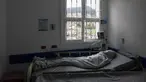 Jenazah pasien yang meninggal akibat COVID-19 terbungkus kantong jenazah di Rumah Sakit Samaritana di Bogota, Kolombia pada Kamis (3/6/2021). Kolombia menjadi hotspot pandemi yang mengalami gelombang ketiga infeksi COVID-19 dan lonjakan kematian. (AP Photo/Ivan Valencia)