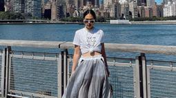 Gaya pakaian yang dikenakan Ayla saat di New York memang terkesan santai, namun tetap stylish. Ayla memang dikenal pandai dalam memadupadankan pakaian. Ia pun kerap menjadi trendsetter bagi para followersnya. (Liputan6.com/IG/ayladimitri)