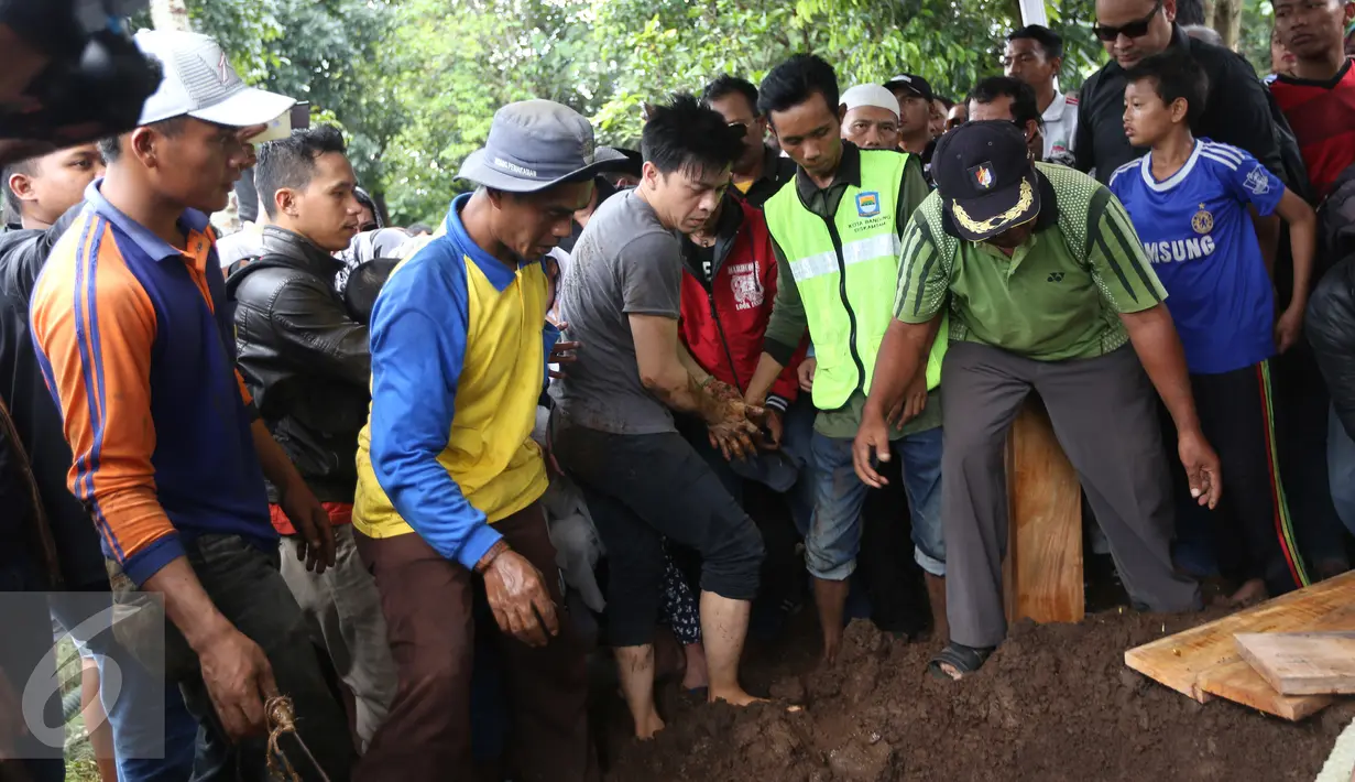 Ariel NOAH ikut menguburkan jenazah ayahnya di TPU Nagrog di kawasan Ujung Berung, Bandung, Selasa (29/3/2016).  Ayah Ariel meninggal dunia di Rumah Sakit Advent, Bandung, kira-kira pukul 13.00 WIB. (Liputan6.com/Herman Zakharia)