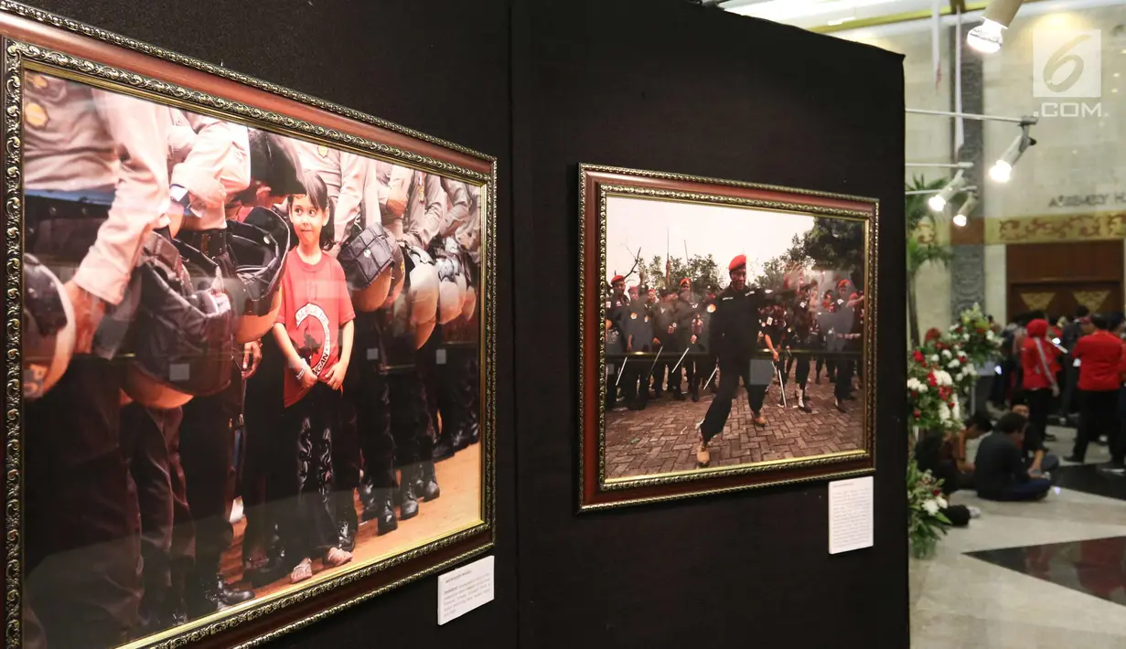 Sejumlah foto sejarah PDIP yang dipamerkan di JCC, Jakarta, Rabu (10/1). Pameran foto tersebut merupakan rekam jejak perjalanan PDIP di HUT yang ke-45. (Liputan6.com/Angga Yuniar)