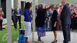 Menlu Australia, Julie Bishop mengikuti prosesi adat Australia Barat saat meresmikan Kedubes Australia yang baru di Kuningan, Jakarta, Senin (21/3). Kedubes Australia di Jakarta ini adalah Kedubes Australia terbesar di dunia. (Liputan6.com/JohanTallo)