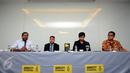Koordinator KontraS, Haris Azhar (kiri) memberikan keterangan saat peluncuran Laporan HAM 2015 Amnesty International di Jakarta, Rabu (24/2/2016). Amnesty International meluncurkan buku Laporan HAM sepanjang 2015. (Liputan6.com/Helmi Fithriansyah)