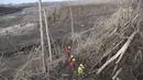 Tim penyelamat mencari korban letusan Gunung Semeru di Lumajang, Jawa Timur, Rabu (8/12/2021). Berdasarkan laporan Badan Nasional Penanggulangan Bencana (BNPB), jumlah korban meninggal hingga Rabu pukul 10.30 WIB hari ini berjumlah 41 orang dan 12 orang dalam proses pencarian. (AP Photo/Trisnadi)
