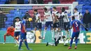 Bek Crystal Palace, Patrick van Aanholt (kanan), mengambil tendangan bebas dalam laga lanjutan Liga Inggris 2020/21 pekan ke-12 melawan Tottenham Hotspur di Selhurst Park Stadium, Minggu (13/12/2020). Palace bermain imbang 1-1 dengan Tottenham. (AFP/Glyn Kirk/Pool)