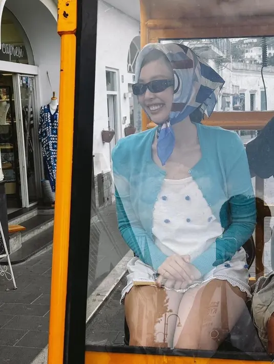 Yang lebih menarik perhatian adalah syal bercorak abstrak yang menutupi kepalanya. [Foto: Instagram/jennierubyjane]