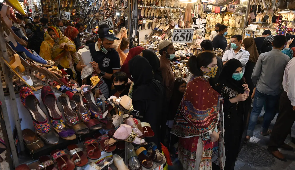 Suasana pasar di Lahore, Pakistan (4/5/2021). Di  tengah pandemi virus corona Covid-19, sejumlah warga memadati area pasar tersebut menjelang hari Idul Fitri. (AFP/Arif Ali)