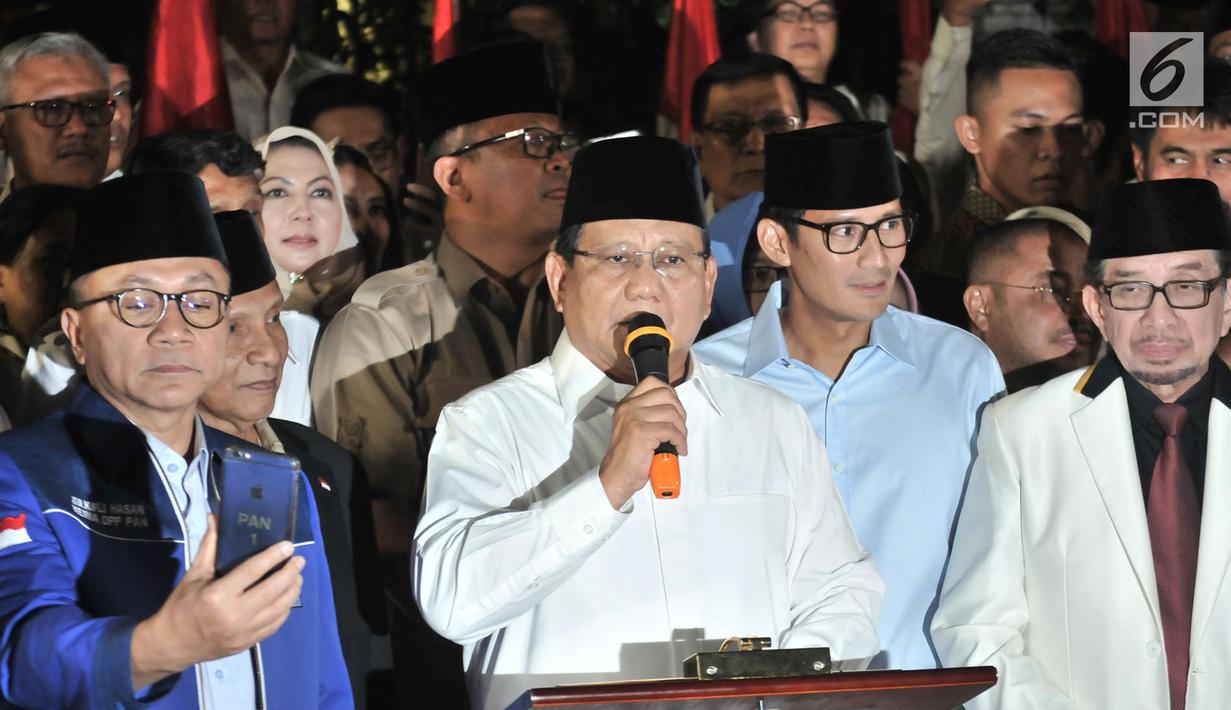 Capres yang juga Ketua Umum Partai Gerindra, Prabowo Subianto dan cawapres Sandiaga Uno memberikan keterangan pers saat deklarasi capres-cawapres di Kertanegara, Jakarta, Kamis (9/8). (Merdeka.com/Iqbal S Nugroho)