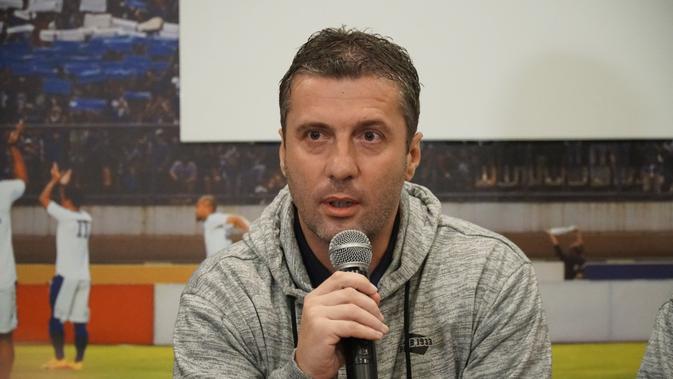 Pelatih Persib Miljan Radovic bakal memimpin sesi latihan perdana Senin (14/1/2019). (Huyogo Simbolon)