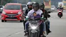 <p>Pemudik yang menggunakan sepeda motor melintasi jalur Pantura daerah Pamanukan, Subang, Jawa Barat, Jumat (29/4/2022). Pada H-3 Lebaran, jalur Pantura dipadati kendaraan pemudik khususnya kendaraan roda dua. (Liputan6.com/Herman Zakharia)</p>