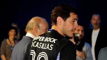 Iker Casillas dengan no. 12 di punggungnya saat berkunjung ke Museum FC Porto di Stadion Dragao, Porto, Portugal. (14/7/2015). (AP Photo/Paulo Duarte)