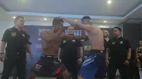 Atlet Mixed Martial Arts (MMA) asal China Wuziazibeke Jiahefu menyapa para petarung Indonesia dengan salam menjelang gelaran One Pride MMA 79 di Bali. (Bola.com/Dok. One Pride MMA)
