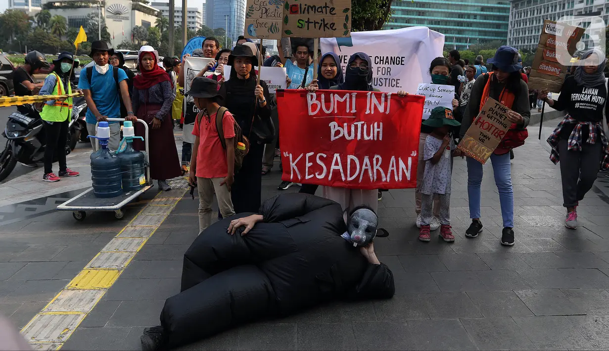 Aktivis lingkungan melakukan long march dari Dukuh Atas menuju Istana, Jakarta, Sabtu (26/10/2019). Mereka meminta Presiden Joko Widodo atau Jokowi lebih memperhatikan isu lingkungan seperti penyelamatan hutan dan pelindungan petani. (Liputan6.com/JohanTallo)