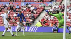 Kiper Timnas Rumania, Florin Nita gawangnya dari sundulan penyerang Timnas Inggris, Dominic Kalvert-Lewin pada laga pemanasan jelang Piala Eropa 2020 di Riverside Stadium, Minggu (6/6/2021). Bertanding menghadapi Rumania, Inggris menang tipis 1-0. (Paul Ellis, Pool via AP)