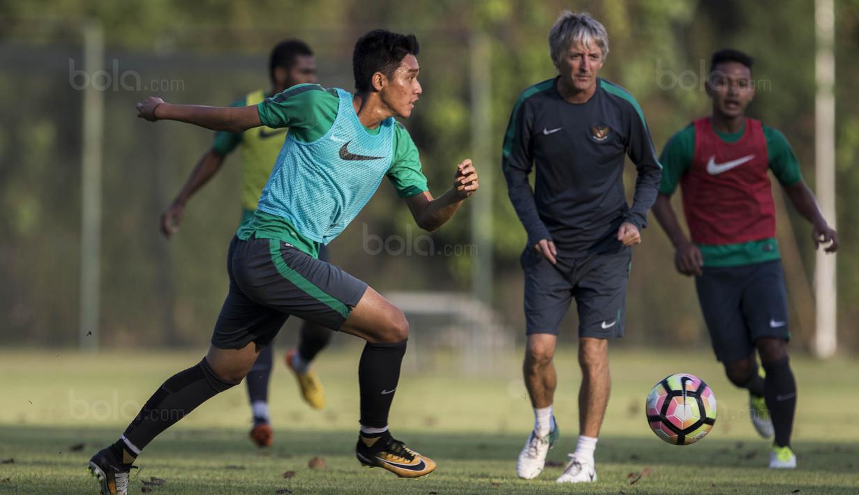 Gelandang Timnas Indonesia U-22, Septian David Maulana, menggiring bola saat latihan di Lapangan SPH Karawaci, Banten, Senin (7/8/2017). Latihan dilakukan sebagai persiapan jelang SEA Games 2017 Malaysia. (Bola.com/Vitalis Yogi Trisna)
