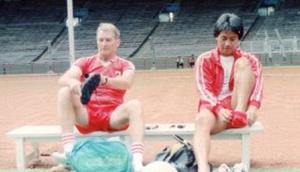 Anatoli Polosin dan asistennya Danurwindo saat menukangi Timnas Indonesia dalam persiapan SEA games 1991. (Bola.com/Dok. Pribadi)