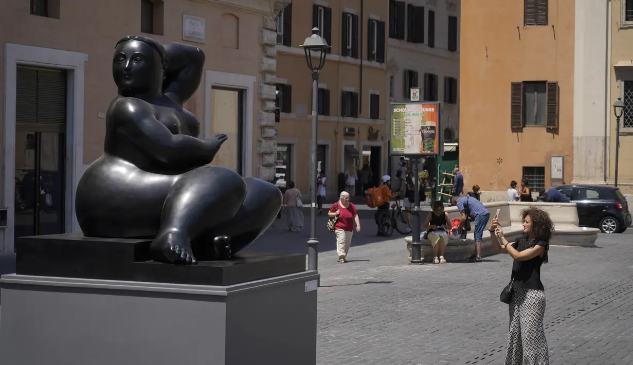Putri mendiang seniman Kolombia Fernando Botero telah membantu mengubah jalanan dan alun-alun di ibu kota Italia menjadi museum terbuka untuk memamerkan delapan patung ikonik ayahnya. (AP Photo/Gregorio Borgia)