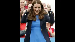  Ekpsresi Duchess of Cambridge, Kate Middleton, saat berhasil memainkan permainan asli Afrika Selatan "Tiga Kaleng" di Commonwealth Games Village di Glasgow, Skotlandia, (29/7/2014). (REUTERS/Danny Lawson)