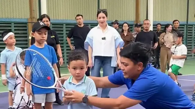 Potret Rayyanza Ikut Latihan Tenis Didampingi Nagita Slavina. (instagram/tercipungcipung)