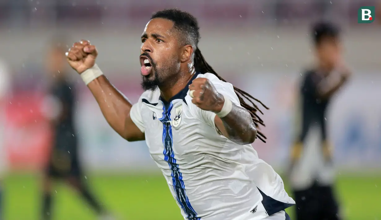 Ekspresi pemain PSIS Semarang, Carlos Fortes setelah Wahyu Prasetyo mencetak gol penyeimbang 2-2 ke gawang Dewa United FC dalam lanjutan babak penyisihan Grup A Piala Presiden 2022 antara Dewa United FC menghadapi PSIS Semarang di Stadion Manahan, Solo, Jawa Tengah, Jumat (17/6/2022). (Bola.com/Arief Bagus)