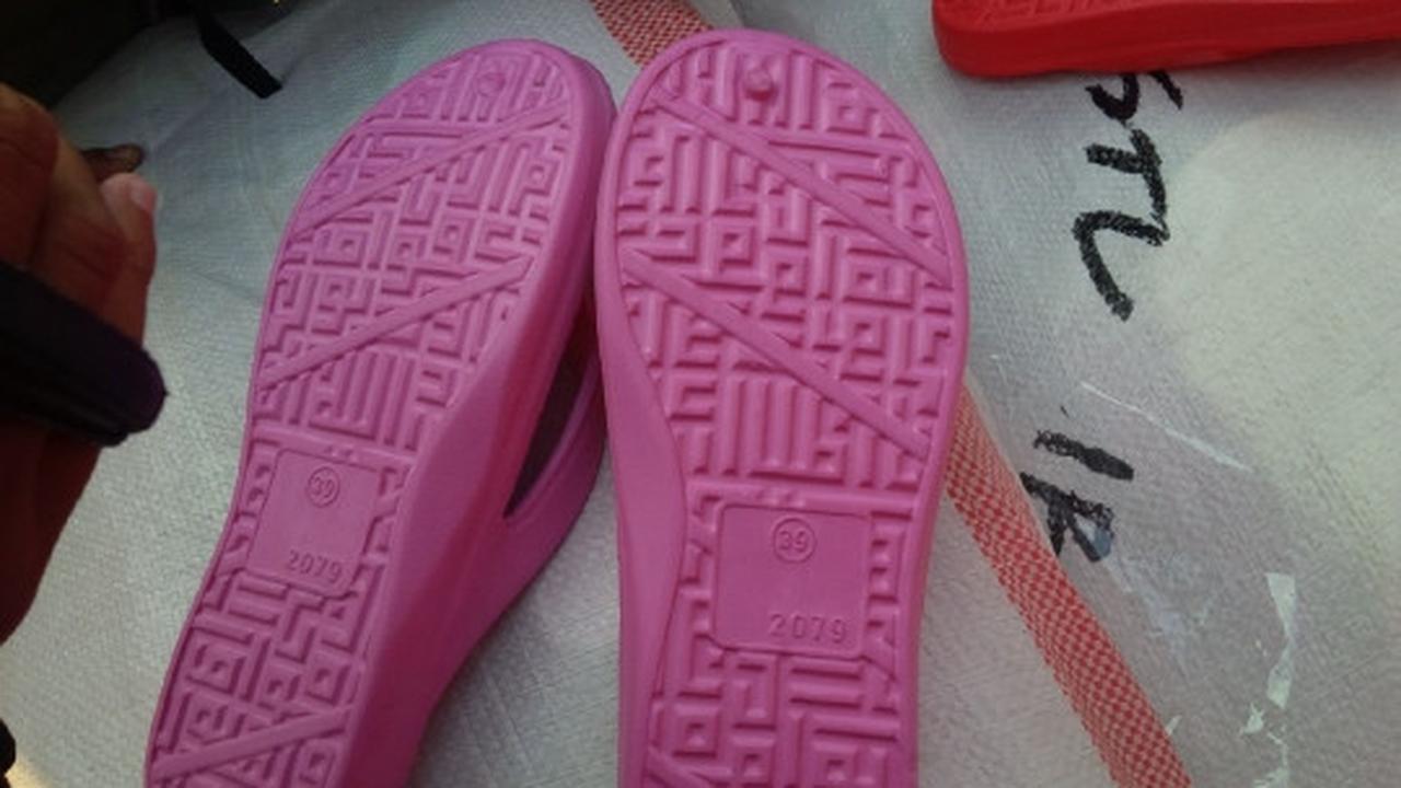 Ini wujud sandal berlafaz Allah bikin heboh warga Surabaya